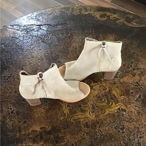 Toms Women's Majorca Peep Toe Suede Desert Taupe Wedged ankle boot - size 8